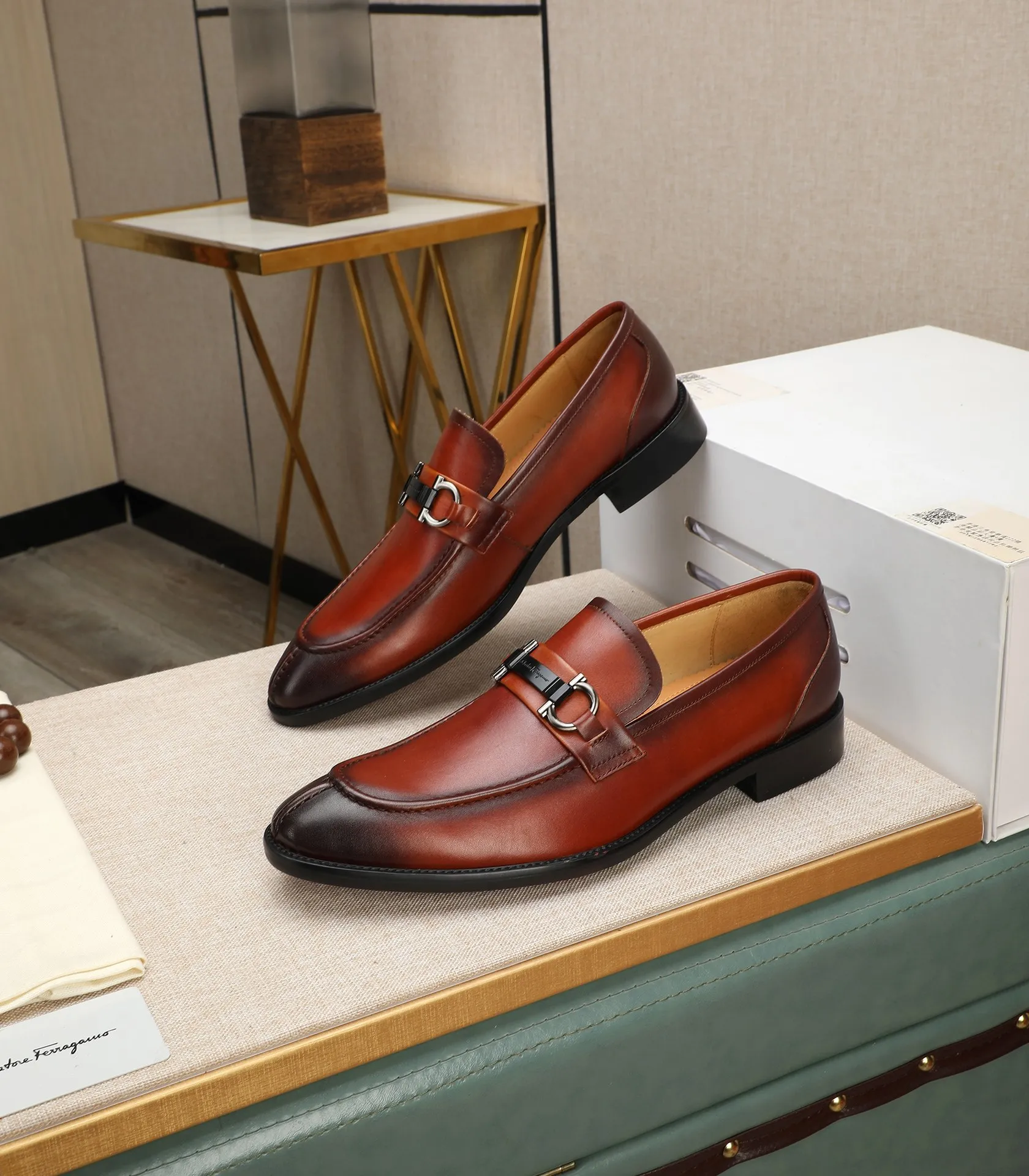 Men's shoes 💰540📛📛(water-dyed cowhide) Salvatore Ferragamo high-end (Salvatore Ferragamo) is the world's top luxury footwear brand. It comes from the fashion kingdom of Italy and is famous all over the world for its traditional handmade design and novel styles...🚶🏻🚶🏻New suit shoes are available simultaneously at the counter. This model is purely handmade. The fabric is imported from Italy's original first-layer cowhide. Soft water-dyed cowhide lining. Original authentic outsole🌀🌀Size: 38➖44 (45 customized)